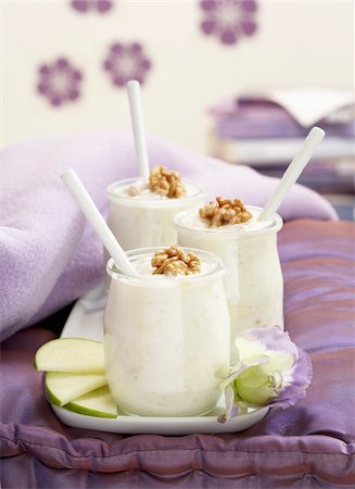 simsearch:825-05991066,k - Apple and walnut yoghurts Fotografie stock - Rights-Managed, Codice: 825-05814718