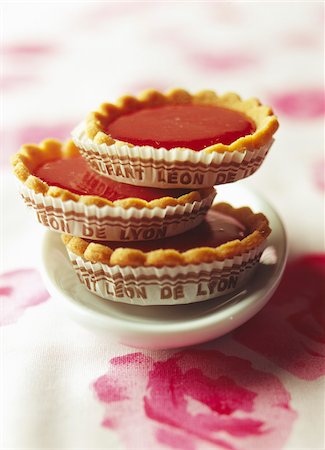 simsearch:652-03801569,k - Pink praline tartlets Fotografie stock - Rights-Managed, Codice: 825-05814757