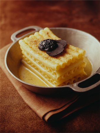 Baked macaronis with truffles Foto de stock - Con derechos protegidos, Código: 825-05814760