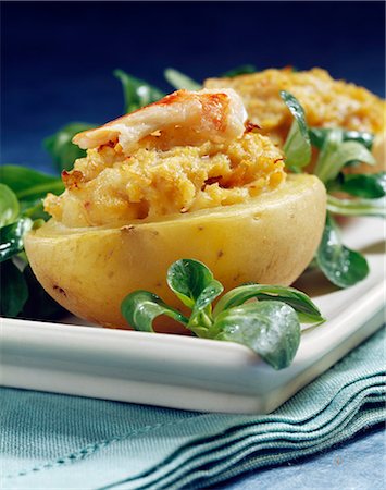 simsearch:825-05987038,k - Baked potato stuffed with crab Foto de stock - Con derechos protegidos, Código: 825-05814816