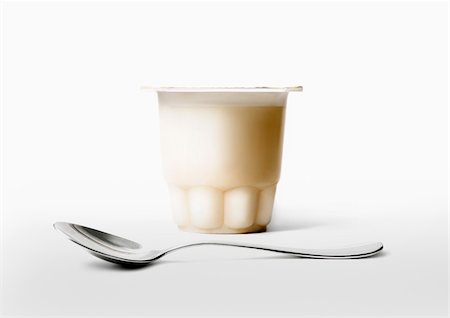 simsearch:825-05813290,k - Vanilla yoghurt with spoon Foto de stock - Con derechos protegidos, Código: 825-05814917