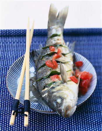 Poisson cuit à la vapeur avec des tomates et basilic Photographie de stock - Rights-Managed, Code: 825-05815243