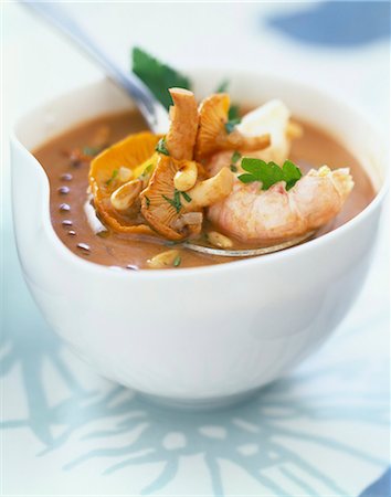 simsearch:825-05989251,k - Soupe froide de crevettes de la baie de Dublin avec chanterelles poêlées Photographie de stock - Rights-Managed, Code: 825-05815306