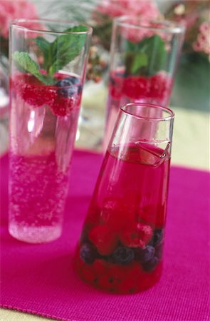 simsearch:825-05987359,k - Vodka and summer fruit cocktail Foto de stock - Direito Controlado, Número: 825-05815358