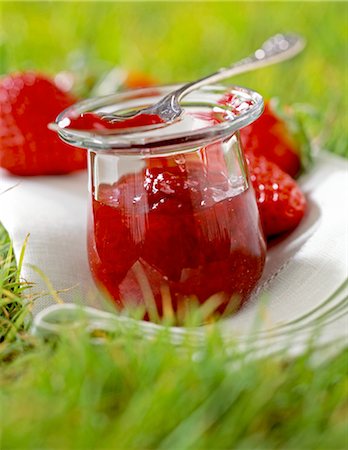 simsearch:825-05988078,k - Strawberry jam Stock Photo - Rights-Managed, Code: 825-05815380
