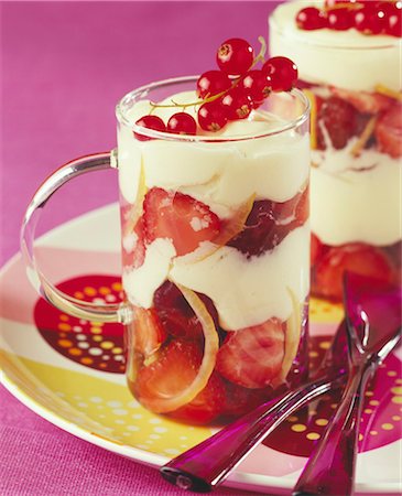 simsearch:652-03801545,k - Cappuccino-style summer fruit Foto de stock - Con derechos protegidos, Código: 825-05815494