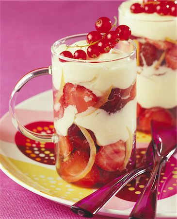 simsearch:825-05990519,k - Cappuccino-style summer fruit Foto de stock - Con derechos protegidos, Código: 825-05815494