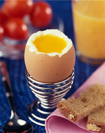 Soft-boiled egg Foto de stock - Con derechos protegidos, Código: 825-05815490