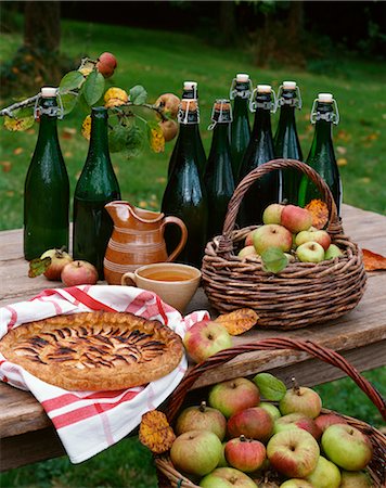 simsearch:825-02304481,k - Atmosphère de Normandie : pommes, tarte aux pommes et cidre sur une table en plein air Photographie de stock - Rights-Managed, Code: 825-05815679