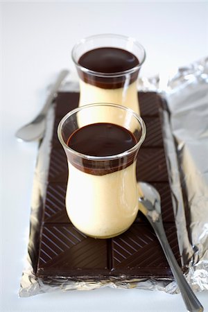 simsearch:825-06047157,k - Weiße Schokoladenmousse mit dunklen Schokoladen ganache Stockbilder - Lizenzpflichtiges, Bildnummer: 825-05815671