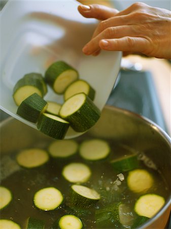 simsearch:825-03628812,k - Die Zucchini in eine Saupan mit kochendem Wasser kochen Stockbilder - Lizenzpflichtiges, Bildnummer: 825-05815748
