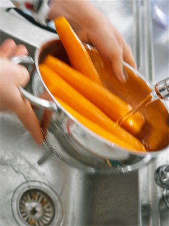 simsearch:825-06047515,k - Washing the carrots Foto de stock - Direito Controlado, Número: 825-05815755