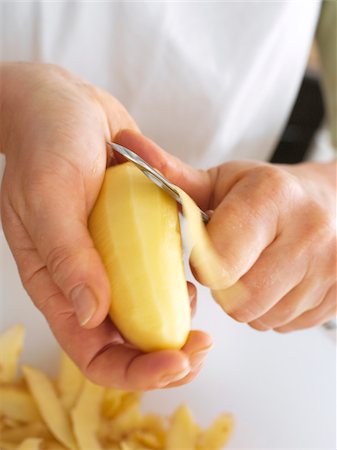 pelare - Peeling a potato Fotografie stock - Rights-Managed, Codice: 825-05815757