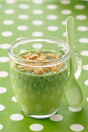 simsearch:825-05812365,k - Cream of spinach soup with goat's cheese Foto de stock - Con derechos protegidos, Código: 825-05815800