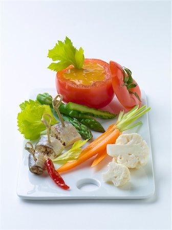 simsearch:825-06315950,k - Sardinen und rohes Gemüse mit Tomaten-dip Stockbilder - Lizenzpflichtiges, Bildnummer: 825-05815812