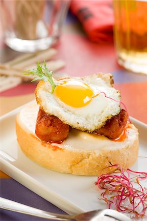 simsearch:825-05814216,k - Chistorra et sandwichs œuf de caille au plat Photographie de stock - Rights-Managed, Code: 825-05815874