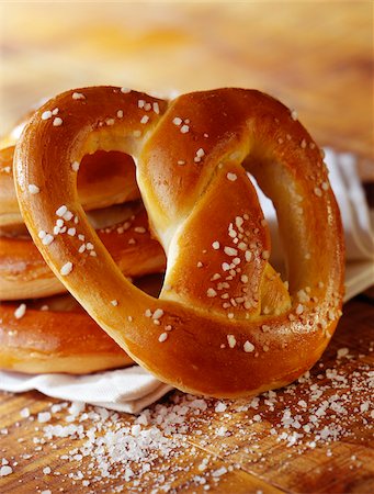 pretzel - Homemade bretzel Foto de stock - Con derechos protegidos, Código: 825-05811079
