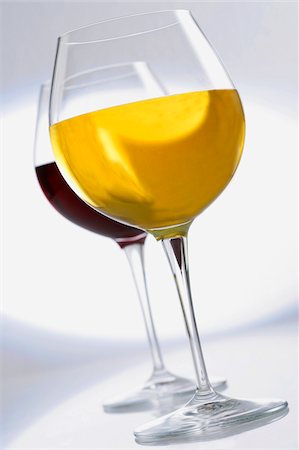 simsearch:652-03803397,k - Glass of white and red wine Foto de stock - Con derechos protegidos, Código: 825-05811126
