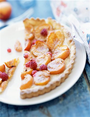 simsearch:652-03800976,k - Tarte aux abricots et aux framboise Photographie de stock - Rights-Managed, Code: 825-05811154