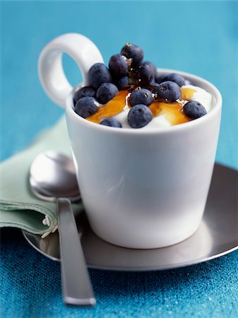 Yoghurt with bilberries and honey verrine Foto de stock - Con derechos protegidos, Código: 825-05811232