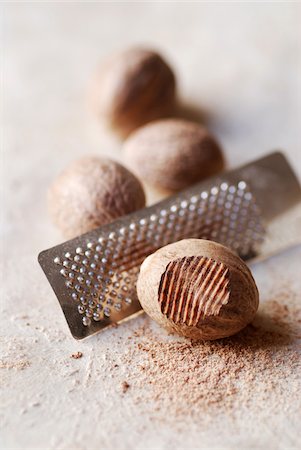 nutmeg with small grater Foto de stock - Con derechos protegidos, Código: 825-05811256