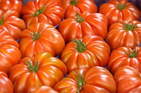 simsearch:825-05985627,k - Stall of tomatoes coeur de boeuf Foto de stock - Con derechos protegidos, Código: 825-05811252