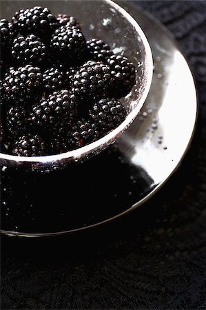 simsearch:825-05836350,k - Bowl of blackberries Foto de stock - Con derechos protegidos, Código: 825-05811292