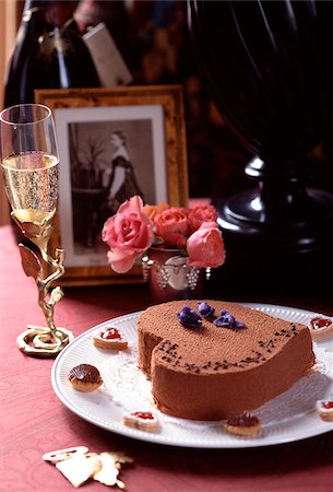 simsearch:825-06047157,k - Herzförmige Schokoladenkuchen und Champagner für St Valentine's Day Stockbilder - Lizenzpflichtiges, Bildnummer: 825-05811346