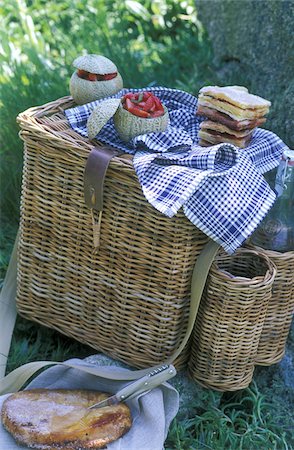 Picnic hamper Stock Photo - Rights-Managed, Code: 825-05811405