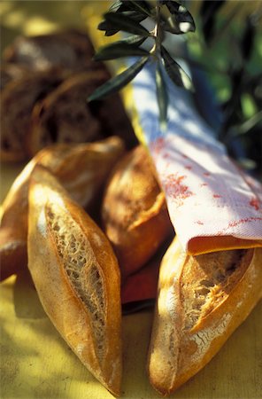 simsearch:825-07077747,k - Provençal bread and olive branch Foto de stock - Direito Controlado, Número: 825-05811549