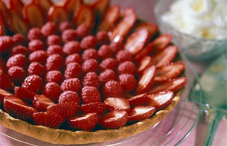 simsearch:825-07523197,k - tarte aux framboises et aux fraises Photographie de stock - Rights-Managed, Code: 825-05811655