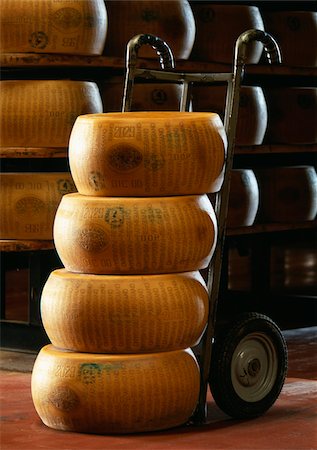 Pile of whole parmesan cheeses Foto de stock - Con derechos protegidos, Código: 825-05811702