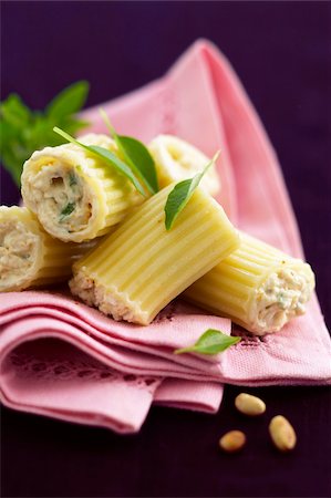 Pasta stuffed with ricotta and basil Foto de stock - Con derechos protegidos, Código: 825-05811710