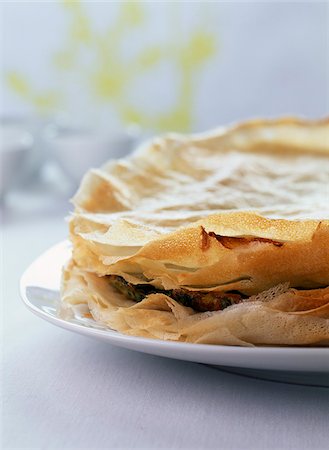 simsearch:825-03627536,k - Spinach and goat's cheese flaky pastry pie Foto de stock - Direito Controlado, Número: 825-05811873