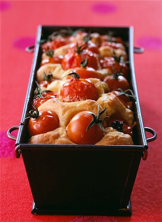 simsearch:825-05814687,k - Gâteau savoureux pétoncles et tomates cerises Photographie de stock - Rights-Managed, Code: 825-05811884