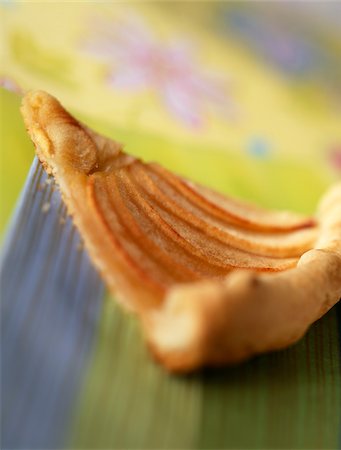 simsearch:825-05988126,k - Thin pastry apple tart Foto de stock - Con derechos protegidos, Código: 825-05811887