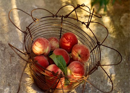 simsearch:825-03626863,k - Basket of peaches Stock Photo - Rights-Managed, Code: 825-05811912