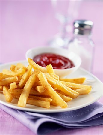 simsearch:652-07656256,k - French fries and ketchup Foto de stock - Con derechos protegidos, Código: 825-05811947