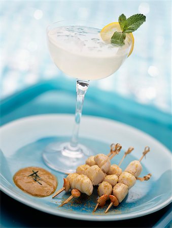 Margarita cocktail avec brochettes de petits pétoncles Photographie de stock - Rights-Managed, Code: 825-05811965