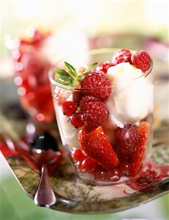 simsearch:825-05986381,k - Verrine of Fromage blanc sorbet with summer fruit Foto de stock - Direito Controlado, Número: 825-05812018