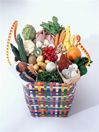 pez espada - Basket of spring products from the market Foto de stock - Con derechos protegidos, Código: 825-05812041