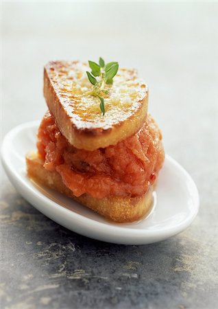 simsearch:825-06315636,k - Tomato sorbet ,sliced toasted farmhouse bread with olive oil Foto de stock - Con derechos protegidos, Código: 825-05812055