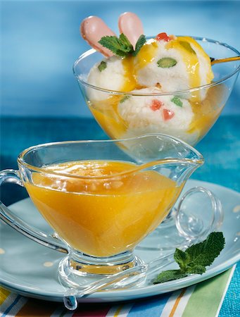 simsearch:652-03804341,k - Melon coulis and ice cream Foto de stock - Con derechos protegidos, Código: 825-05812076