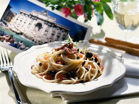 simsearch:652-03803450,k - Spaghettis alla puttanesca Photographie de stock - Rights-Managed, Code: 825-05812097