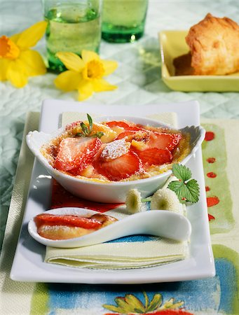 simsearch:652-03801545,k - Lemon-strawberry Sabayon au gratin Foto de stock - Con derechos protegidos, Código: 825-05812111