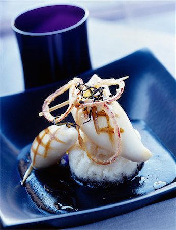 siba (tipo de molusco) - Rice polenta and squid with ink Foto de stock - Direito Controlado, Número: 825-05812157