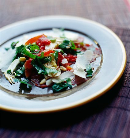 simsearch:652-05808999,k - Grilled pepper Carpaccio with pine nuts Foto de stock - Con derechos protegidos, Código: 825-05812183