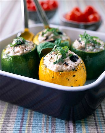 simsearch:825-05987038,k - yellow and green courgettes stuffed with fromage frais and herbs Foto de stock - Con derechos protegidos, Código: 825-05812238