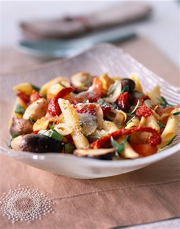 dried tomato - Penne with fresh ceps Foto de stock - Con derechos protegidos, Código: 825-05812259