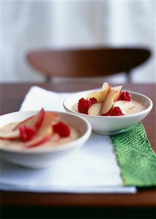 simsearch:652-03633107,k - Dessert sucré pêche et framboises Photographie de stock - Rights-Managed, Code: 825-05812284